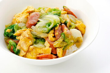 レタスとウインナーの玉子炒め丼