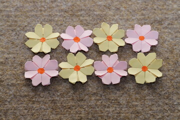 折り紙で作った手作りの花
