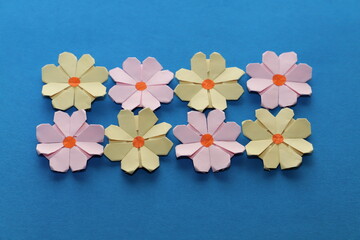 折り紙で作った手作りの花
