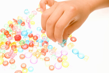 ビーズをつまむ子供の手