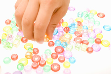 ビーズをつまむ子供の手
