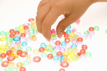 ビーズをつまむ子供の手