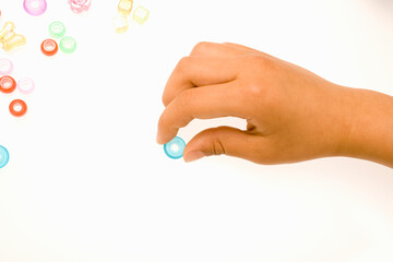 ビーズをつまむ子供の手