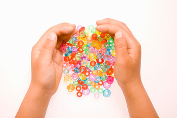 ビーズを集める子供の手