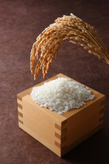 升に盛った日本米と稲穂