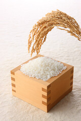 升に盛った日本米と稲穂