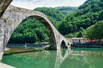 Fototapeta na wymiar the devil's bridge in the Garfagnana in Tuscany, surrounded by medieval superstitions