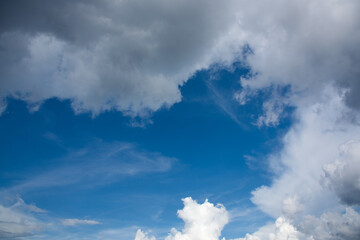 Obraz premium Thick cloud cover blue sky background.