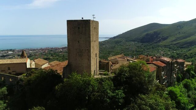 L'antico borgo di Maranola con la sua torre. Formia.
