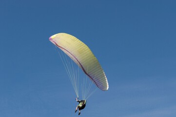 Parapentiste dans le ciel Aveyronnais au dessus du viaduc de Millau.	