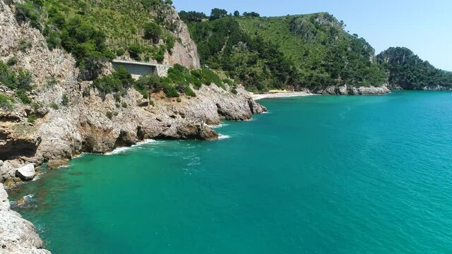 la costa a strapiombo sul mare tra Gaeta e Sperlonga
