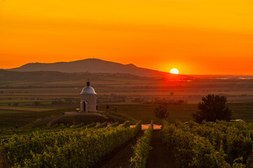 Z&aacute;pad slunce nad P&aacute;lavou
