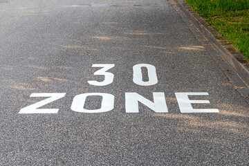 Stra&szlig;enmarkierung mit dem Hinweis 30 Zone
