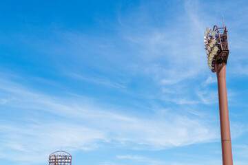 晴天の野球場の照明