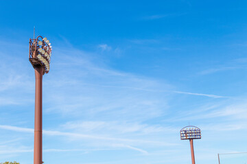 晴天の野球場の照明