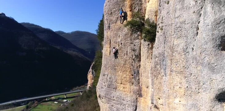 Arrampicata spettacolare vista da drone 