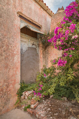 Fototapeta na wymiar Pink bougainvillea at a abandoned house in Greece