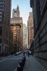 Fototapeta na wymiar Vue sur sue rue de New york avec des bâtiments de styles différents