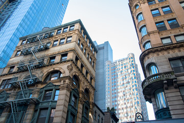 Fototapeta na wymiar vue en contre-plongée sur des hauts bâtiments à new york