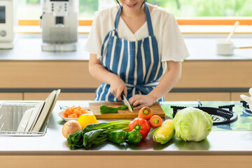 野菜を切る女性　キッチン　料理