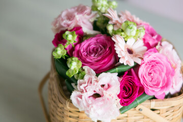 ピンクの花の花かご横向き