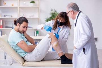 Fototapeta premium Young leg injured man in the hospital