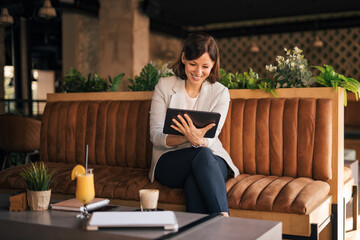 Obraz premium Working from new cafe bar.