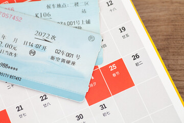 The date of returning home for the Spring Festival and the train ticket on the desk calendar