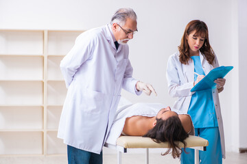 Obraz premium Police coroner examining dead body corpse in morgue