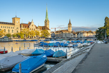 Obraz premium Limmat River with view of landmark building in Zurich, Switzerland