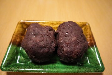 日本のスーパーのおはぎのクローズアップ