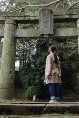 見上げる女性