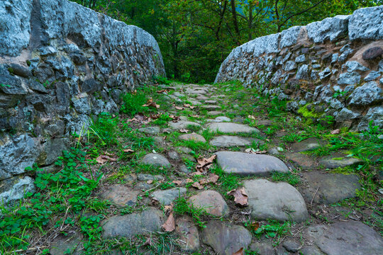 Puente Romano Estilo Barroco Siglo XVIII, Mirones, Miera Valley, Valles Pasiegos, Cantabria, Spain, Europe
