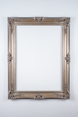 Silberner Bilderrahmen mit wei&szlig;en Hintergrund