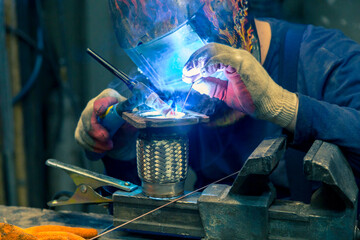 Welding corrugation for passenger car exhaust system