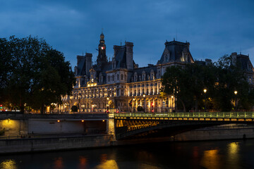 Fototapeta na wymiar paris by night in cityhall