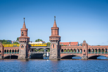 Fototapeta na wymiar Oberbaumbrücke in Berlin mit gelber U-Bahn und der Spree