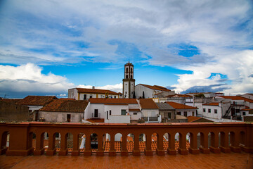 Vista de torre e iglesia desde terraza en Fuenteovejuna