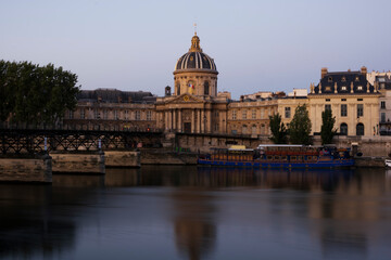 Fototapeta na wymiar morning in pont des arts in paris 