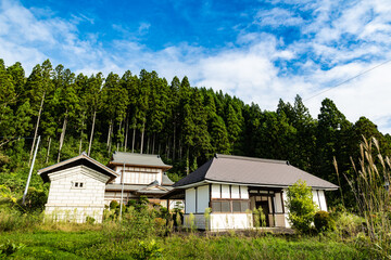 日本の東北の田舎にある伝統的な長屋門のある裕福農家