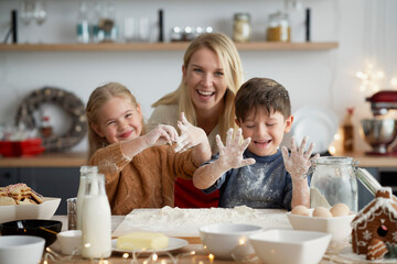 Portrait of family having fun in the kitchen - obrazy, fototapety, plakaty