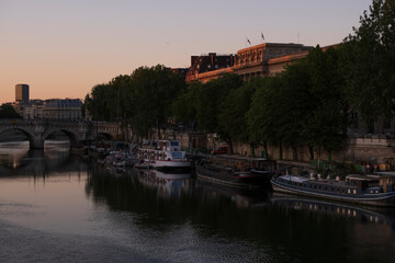Obraz premium morning in pont des arts in paris 