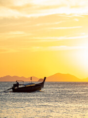 Obraz premium Traditional long tail boat on Ao Nang beach in Krabi Thailand