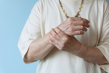 Elderly Pain Wrist Pain In The Elderly Injuries To The Elderly Etc 高齢者の痛み 高齢者の手首の関節痛 高齢者のケガなど Wall Mural Kana Design Image