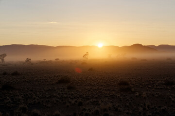 Goldener Sonnenaufgang vor Hügelkette in Sesriem, Namibia