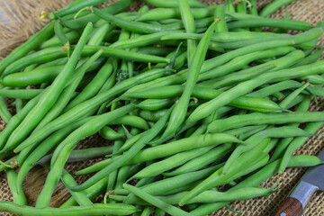 tas d'haricots verts cru sur une table en bois