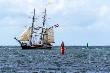 Klipperbrigg bei starkem Wind vor Warnemünde