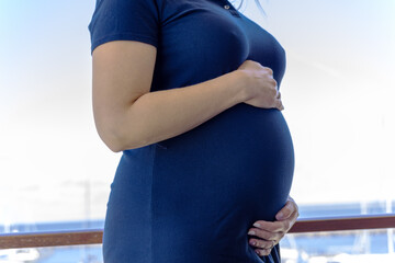 Schwanger Frau mit Babybauch im Urlaub auf einem Balkon