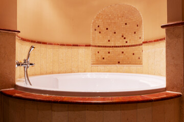 Blick auf eine Badewanne in einem terracottafarbenen Badezimmer für Produkt-Mockups