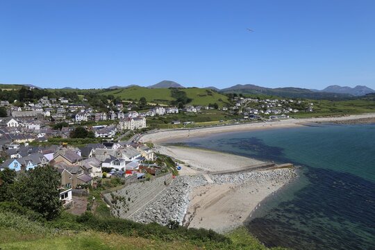 A view across the coastal holiday village of Criccieth on the Llyn Peninsula, Gwynedd, Wales, UK.